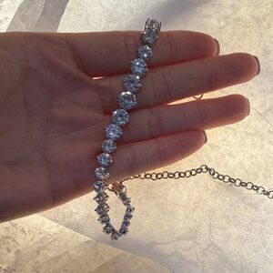 Elegant necklace with Clear Stones